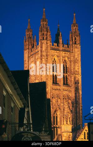 Canterbury Cathedral Bell Harry Tower illuminé par la lumière artificielle au crépuscule vu de la boucherie Lane dans le centre-ville, Canterbury, Kent, Angleterre, Royaume-Uni Banque D'Images