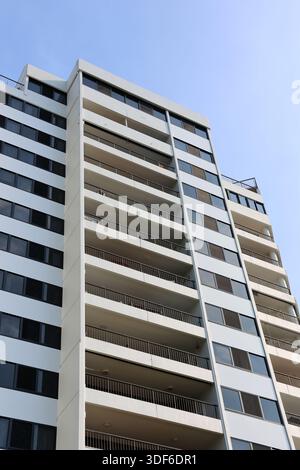 Vue en angle bas d'un immeuble résidentiel moderne de plusieurs étages avec balcons et grandes fenêtres Banque D'Images