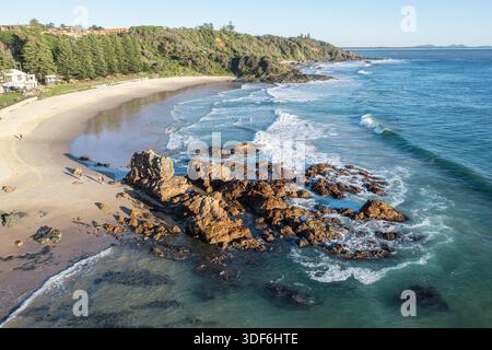 Vue aérienne de Flynns Beach situé juste au sud du centre-ville sur la côte nord de la Nouvelle-Galles du Sud Australie. Port Macquarie est un destin touristique d'été très fréquenté Banque D'Images