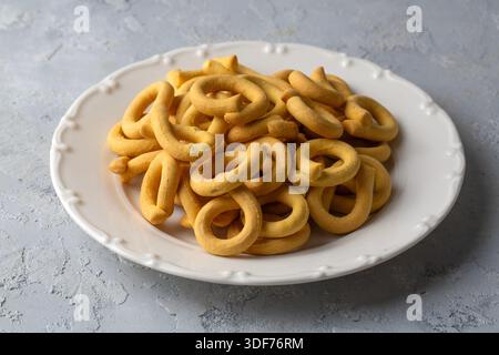 Cuisine italienne traditionnelle faite à la main Taralli ou Taralluci Banque D'Images