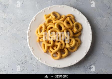 Cuisine italienne traditionnelle faite à la main Taralli ou Taralluci Banque D'Images