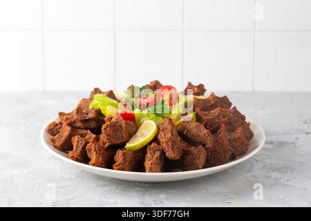 Délicieux plats traditionnels turcs; nom turc; cofte (meatball cru en turc) avec laitue Banque D'Images
