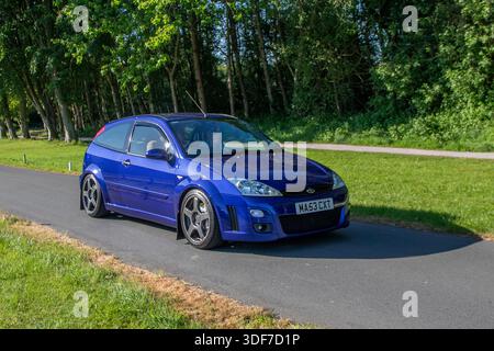 FORD FOCUS RS bleue 2003, manuelle à 5 vitesses, moteur de performance essence de 1,988 cm3, moteur Duratec turbocompressé de 2,0 litres Banque D'Images