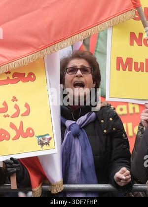 Des activistes de l'Association des femmes anglo-iraniennes au Royaume-Uni lors d'un rassemblement devant 10 Downing Street, Whitehall, dans le centre de Londres, pour montrer leur solidarité avec les manifestations en Iran. Date de la photo : dimanche 11 janvier 2026. Banque D'Images