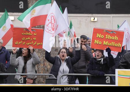 Des activistes de l'Association des femmes anglo-iraniennes au Royaume-Uni lors d'un rassemblement devant 10 Downing Street, Whitehall, dans le centre de Londres, pour montrer leur solidarité avec les manifestations en Iran. Date de la photo : dimanche 11 janvier 2026. Banque D'Images
