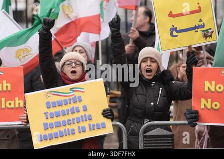 Des activistes de l'Association des femmes anglo-iraniennes au Royaume-Uni lors d'un rassemblement devant 10 Downing Street, Whitehall, dans le centre de Londres, pour montrer leur solidarité avec les manifestations en Iran. Date de la photo : dimanche 11 janvier 2026. Banque D'Images
