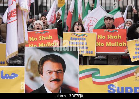 Des activistes de l'Association des femmes anglo-iraniennes au Royaume-Uni lors d'un rassemblement devant 10 Downing Street, Whitehall, dans le centre de Londres, pour montrer leur solidarité avec les manifestations en Iran. Date de la photo : dimanche 11 janvier 2026. Banque D'Images