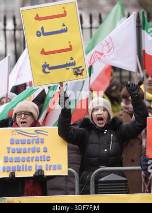 Des activistes de l'Association des femmes anglo-iraniennes au Royaume-Uni lors d'un rassemblement devant 10 Downing Street, Whitehall, dans le centre de Londres, pour montrer leur solidarité avec les manifestations en Iran. Date de la photo : dimanche 11 janvier 2026. Banque D'Images