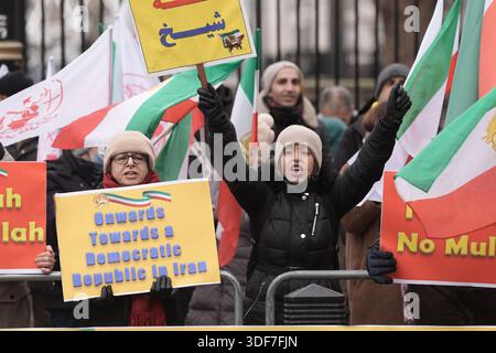 Des activistes de l'Association des femmes anglo-iraniennes au Royaume-Uni lors d'un rassemblement devant 10 Downing Street, Whitehall, dans le centre de Londres, pour montrer leur solidarité avec les manifestations en Iran. Date de la photo : dimanche 11 janvier 2026. Banque D'Images