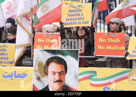 Des activistes de l'Association des femmes anglo-iraniennes au Royaume-Uni lors d'un rassemblement devant 10 Downing Street, Whitehall, dans le centre de Londres, pour montrer leur solidarité avec les manifestations en Iran. Date de la photo : dimanche 11 janvier 2026. Banque D'Images