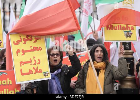Des activistes de l'Association des femmes anglo-iraniennes au Royaume-Uni lors d'un rassemblement devant 10 Downing Street, Whitehall, dans le centre de Londres, pour montrer leur solidarité avec les manifestations en Iran. Date de la photo : dimanche 11 janvier 2026. Banque D'Images