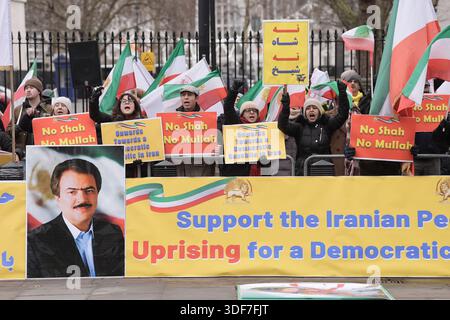 Des activistes de l'Association des femmes anglo-iraniennes au Royaume-Uni lors d'un rassemblement devant 10 Downing Street, Whitehall, dans le centre de Londres, pour montrer leur solidarité avec les manifestations en Iran. Date de la photo : dimanche 11 janvier 2026. Banque D'Images