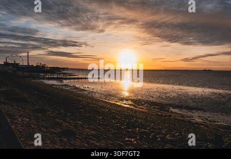 Southend-on-Sea, Essex. 11 janvier 2026. Météo Royaume-Uni : lever du soleil à Southend 11 janvier 2026 crédit : BensCapMedia/Alamy Live News Banque D'Images