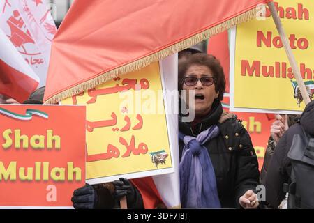 Des activistes de l'Association des femmes anglo-iraniennes au Royaume-Uni lors d'un rassemblement devant 10 Downing Street, Whitehall, dans le centre de Londres, pour montrer leur solidarité avec les manifestations en Iran. Date de la photo : dimanche 11 janvier 2026. Banque D'Images