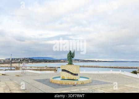 Vue panoramique depuis le Miradouro da Praia da Batata à Lagos, Algarve, Portugal, surplombant l'océan Atlantique, plage de sable doré, et limeston accidenté Banque D'Images