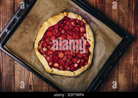 Gros plan de galette de fraises fraîches maison sur la plaque de cuisson. Vue de dessus Banque D'Images