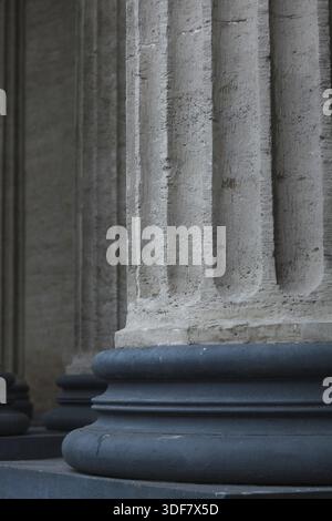 Colonnes corinthiennes sur une base en bronze Banque D'Images