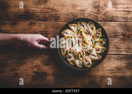Poêlon de pâtes de pâtes de jumbo shells cuites farcies au bœuf haché, aux épinards et au fromage Banque D'Images