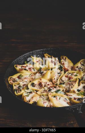 Poêlon de pâtes de pâtes de jumbo shells cuites farcies au bœuf haché, aux épinards et au fromage Banque D'Images