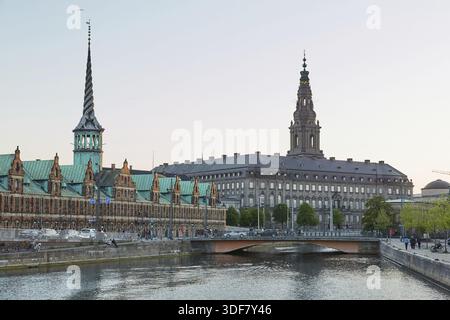 COPENHAGUE, DANEMARK - 25 MAI 2017 : horizon de la ville scandinave de Copenhague au Danemark pendant une journée nuageuse Banque D'Images