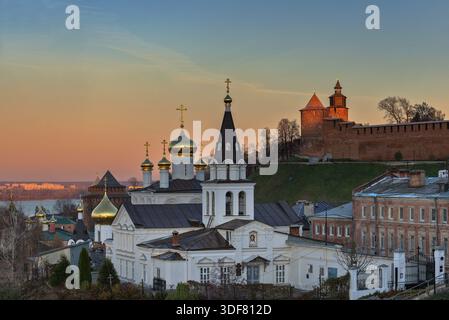 La ville de Nijni Novgorod ville avec l'église et de l'cremlin mur dans le coucher du soleil la lumière. La Russie Banque D'Images