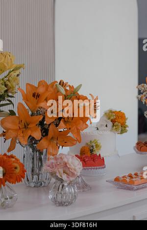 Gros plan sur les arrangements de fleurs et les desserts Banque D'Images