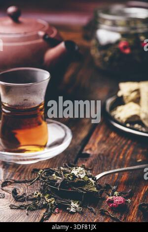 Cuillerée de framboise tisane et thé prêt à armudu plaque en verre avec de l'halva de tournesol Banque D'Images