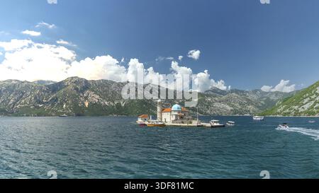 Église notre-Dame des rochers sur une île dans la baie de Kotor, Monténégro, dans une journée d'été ensoleillée Banque D'Images