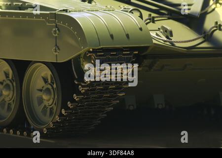 Les voies du réservoir et les roues en acier vert énorme panzer Banque D'Images