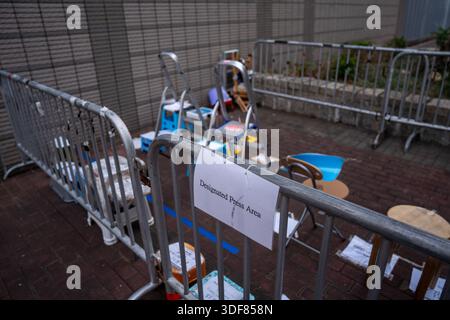 Hong Kong, Hong Kong. 11 janvier 2026. Échelles et sièges en file d'attente à l'intérieur d'une zone de presse désignée pour l'atténuation de Jimmy Lai devant le tribunal de première instance de West Kowloon le 11 janvier 2026 à Hong Kong. La procédure d'atténuation pour le magnat des médias Jimmy Lai commencera demain. (Photo de Vernon Yuen/Nexpher images) crédit : Nexpher images Limited/Alamy Live News Banque D'Images