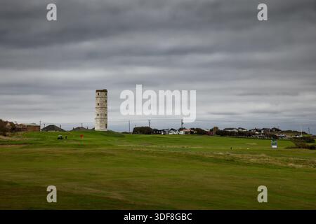 La tour de craie du vieux phare de Flamborough Head date des années 1600 vue ici depuis le parcours de golf de Flamborough Head, East Yorkshire. Banque D'Images