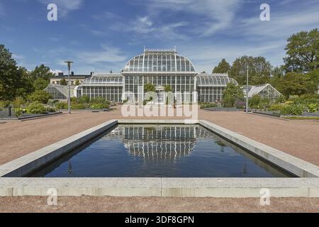 HELSINKI, FINLANDE - 10 JUILLET 2017 : réflexion de serre et jardin botanique de Kaisaniemi à Helsinki, Finlande Banque D'Images
