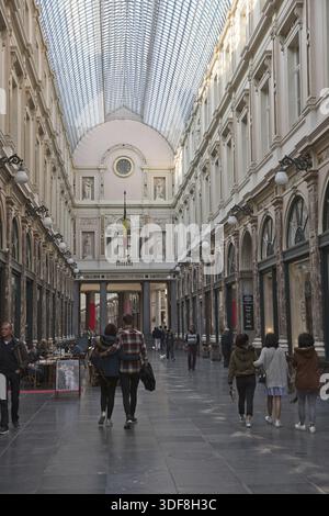 Bruxelles, Belgique - 23 septembre 2017 : les gens stollent les Galeries Royales Saint-Hubert qui est une arcade commerciale vitrée à Bruxelles qui a précédé Banque D'Images