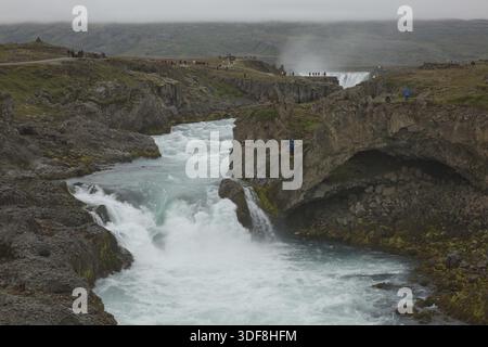 Touristes à la Godafoss (cascade des dieux) est une célèbre cascade en Islande. Le paysage à couper le souffle de la cascade Godafoss attire les touristes Banque D'Images