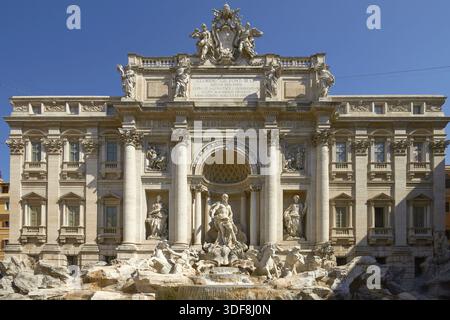 Vue grand angle de la célèbre fontaine de Trevi à Rome, Italie Banque D'Images