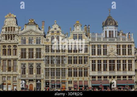BRUXELLES, BELGIQUE - 23 SEPTEMBRE 2017 : touristes visitant la Grand place de Bruxelles en Belgique pendant l'été Banque D'Images