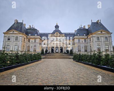 Maincy, France - 11 décembre 2025 : Grande façade du Château de Vaux-le-Vicomte avec cour pavée. Belle architecture baroque décorée wi Banque D'Images