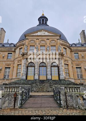 Maincy, France - 11 décembre 2025 : vue de la façade arrière du Château de Vaux-le-Vicomte. Belle architecture baroque avec grand dôme, et décora Banque D'Images
