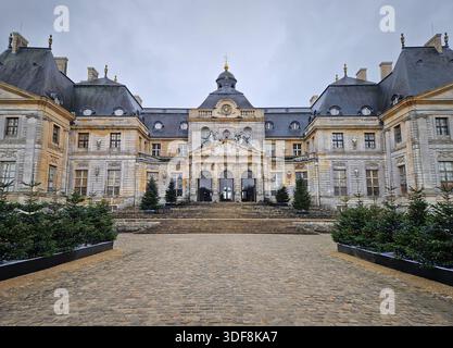 Maincy, France - 11 décembre 2025 : Grande façade du Château de Vaux-le-Vicomte avec cour pavée. Belle architecture baroque décorée wi Banque D'Images