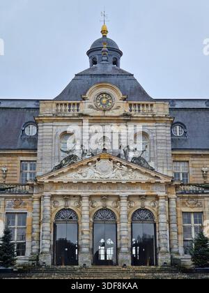 Maincy, France - 11 décembre 2025 : Grande façade du Château de Vaux-le-Vicomte. Belle architecture baroque Banque D'Images