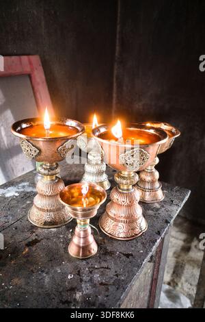 Lampes à beurre dans un monastère bouddhiste Banque D'Images