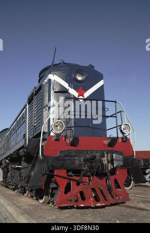 Locomotive bleue avec étoile rouge vue de face Banque D'Images