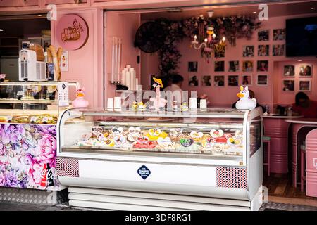 Glacière colorée rue Lepic à Montmartre, avec son comptoir de glaces ouvrant directement sur la rue, Paris, France. Banque D'Images