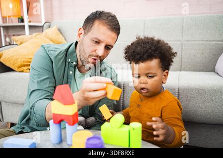 Construire des blocs colorés avec plaisir en famille Banque D'Images