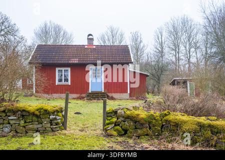 Petit cottage rouge à la campagne Banque D'Images