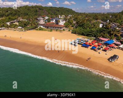 Vue aérienne de la plage d'Unawatuna avec sable doré et océan Turquoise, Sri Lanka Banque D'Images