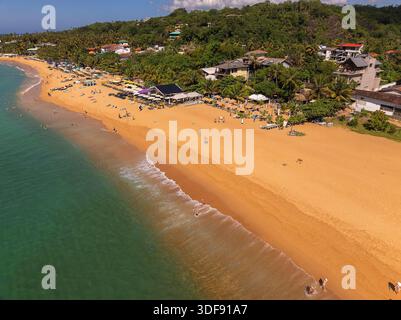 Vue aérienne de la plage d'Unawatuna avec sable doré et océan Turquoise, Sri Lanka Banque D'Images