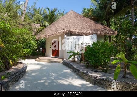 Un chalet de plage au toit de chaume à Cinnamon Dhonveli Resort, Malé North Harbour, Malé, Maldives, Océan Indien, Asie Banque D'Images