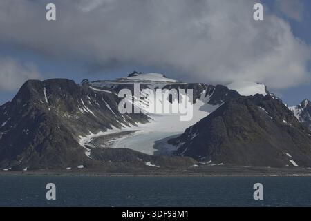 Le littoral et les montagnes du Liefdefjord dans les îles Svalbard (Spitzbergen) dans le haut-Arctique Banque D'Images