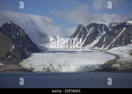 Le littoral et les montagnes du Liefdefjord dans les îles Svalbard (Spitzbergen) dans le haut-Arctique Banque D'Images